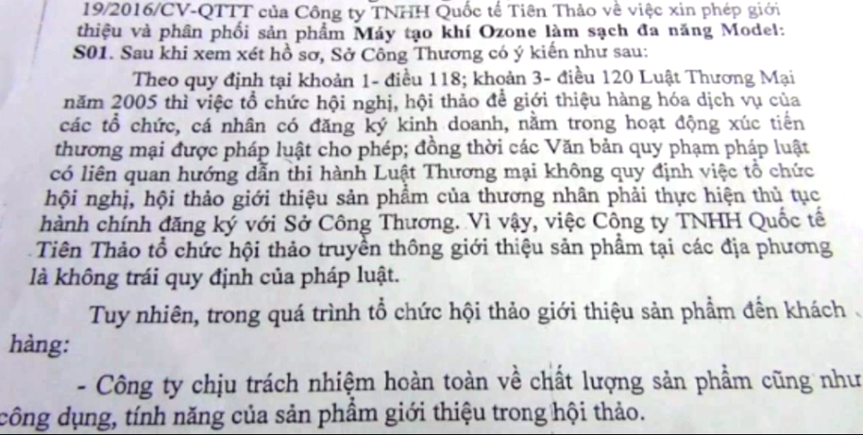 Mượn trụ sở công… bán hàng rong, giá cao cho dân - 3 Căn cứ vào một văn bản mang tính chất hướng dẫn của Sở Công thương Đồng Tháp, nhân viên công ty Tiên Thảo đến các xã trên địa bàn tỉnh Đồng Tháp xin tổ chức hội nghị về vệ sinh an toàn thực phẩm nhưng sau đó là bán hàng...