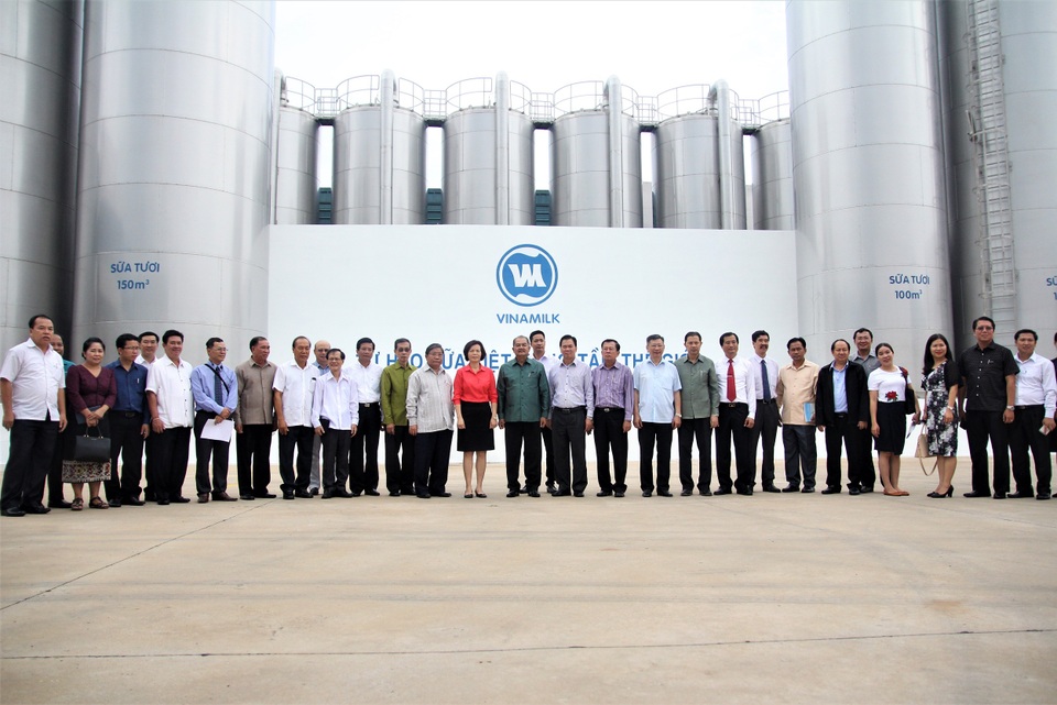 Đoàn đại biểu Lào thăm nhà máy sản xuất sữa lớn nhất phía Nam - 3
Đại diện Vinamilk và Đoàn Đại biểu Đảng Nhân dân cách mạng Lào chụp ảnh lưu niệm tại Nhà máy Sữa Việt Nam.