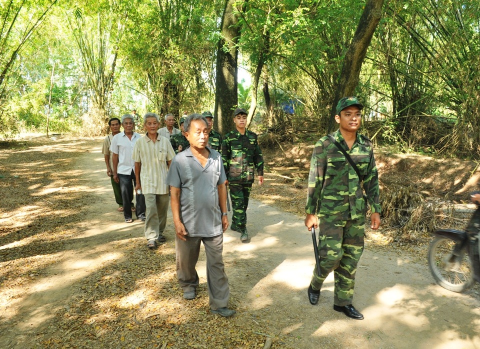 Các thành viên trong Tổ tự quản đường biên, mốc giới và giữ gìn an ninh trật tự ấp Tân Hội tham gia tuần tra cùng các chiến sĩ Bộ đội Biên phòng Đồn Bình Thạnh