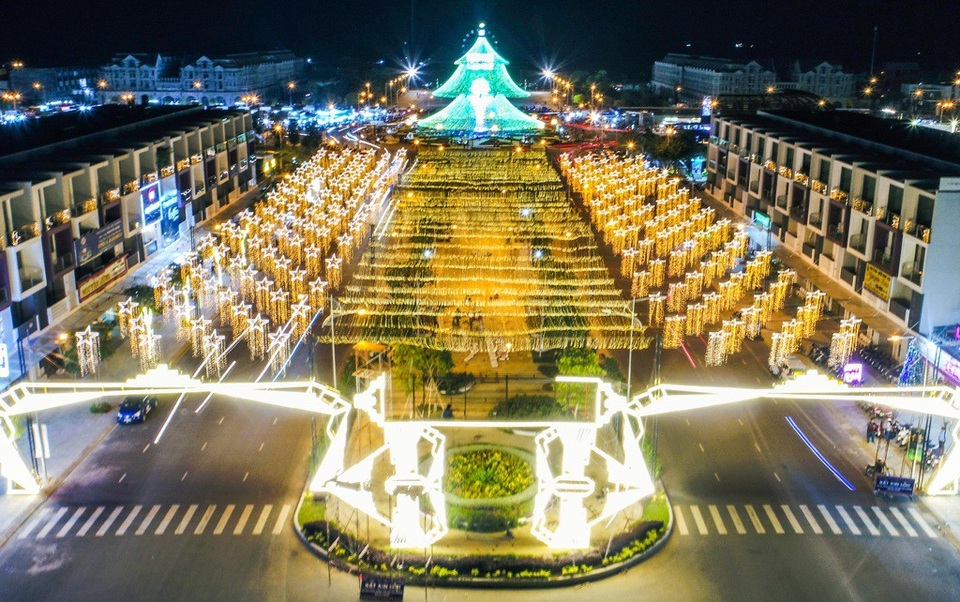 Người dân miền Tây sẵn sàng đón Giáng sinh - 5
Đường phố Kiên Giang năm nay rực rỡ đèn hoa trong dịp Giáng sinh