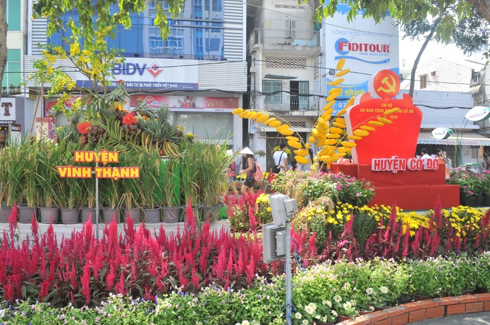 Ngắm đường hoa Tây Đô sống động trong sắc Xuân mới - 8 Sản phẩm đặc trưng của huyện Vĩnh Thạnh, Cờ Đỏ