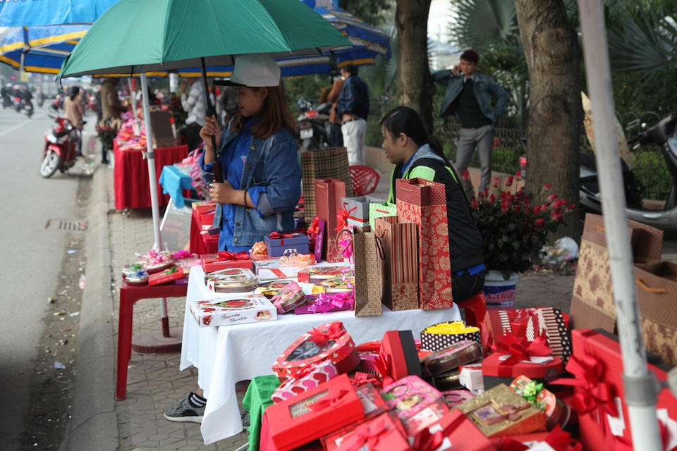 Trên vỉa hè đường Lê Duẩn - gần cổng trường ĐH Vinh hàng chocolate và hoa được bày bán khá nhiều trong ngày Valentine.