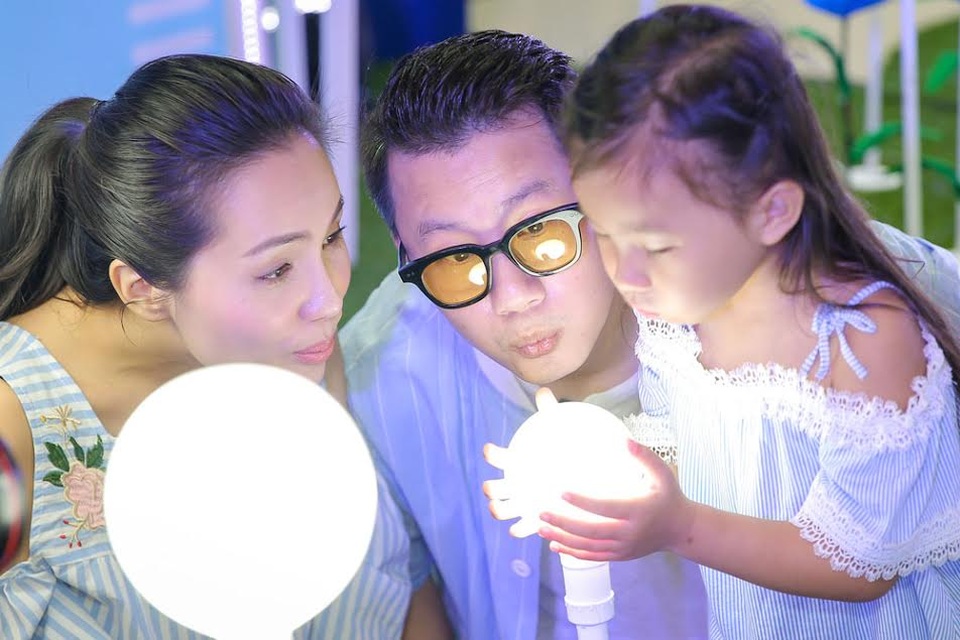 Gia đình Lý Hải nhí nhảnh selfie cùng gia đình Hoàng Bách - 4 Gia đình Lý Hải nhí nhảnh selfie cùng gia đình Hoàng Bách - 4