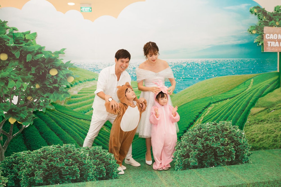 Lý Hải ân cần chăm sóc vợ và con - 2 Lý Hải ân cần chăm sóc vợ và con - 2