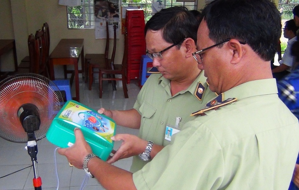 Mượn trụ sở công… bán hàng rong, giá cao cho dân - 4 Với một chiếc máy ozone hai vòi, giá thị trường khoảng 1,9 triệu đồng nhưng khi bán cho người dân công ty này bán đến 2,9 triệu đồng, dù đã giảm cho người dân 1 triệu đồng/ máy