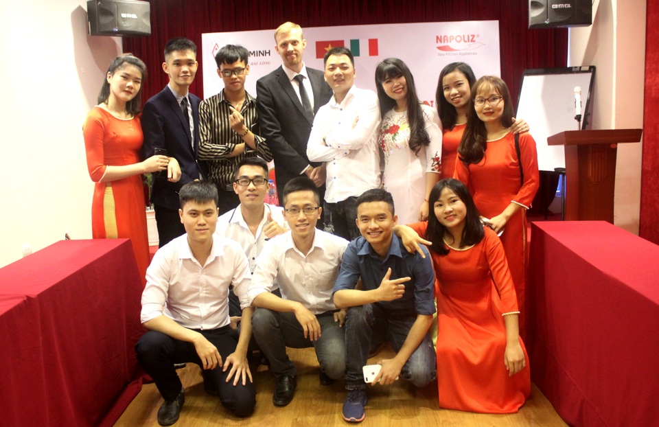 Gia Minh Group trở thành nhà phân phối thiết bị nhà bếp chuẩn châu Âu - 4 Ông Martin chụp ảnh lưu niệm cùng cán bộ công nhân viên tập đoàn Gia Minh