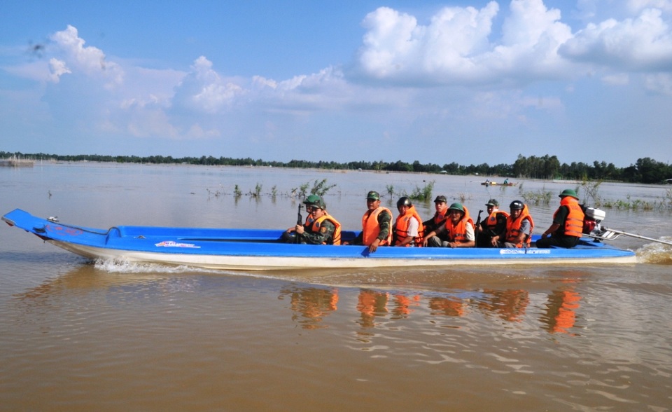 Khi mùa nước nổi về, công việc tuần tra, phòng chống buôn lậu của lực lượng chức năng càng khó khăn hơn nhưng nhờ tin báo của quần chúng nhân dân, các lực lượng làm tốt công tác trấn áp loại tội phạm này