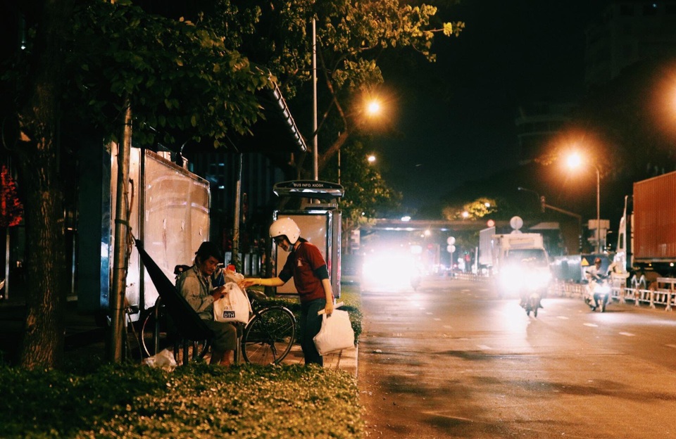 Người vô gia cư ở Sài Gòn bất ngờ được tặng quà giữa đêm Noel - 3
Mỗi nhóm gồm 12 – 14 thành viên sẽ được phân công nhiệm vụ và chia địa bàn khu vực để phát.