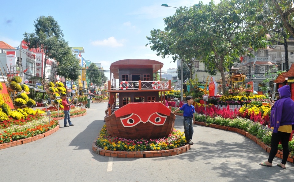 Ngắm đường hoa Tây Đô sống động trong sắc Xuân mới - 10 Mô hình một chiếc thuyền du lịch cũng được bày trí trên đường hoa