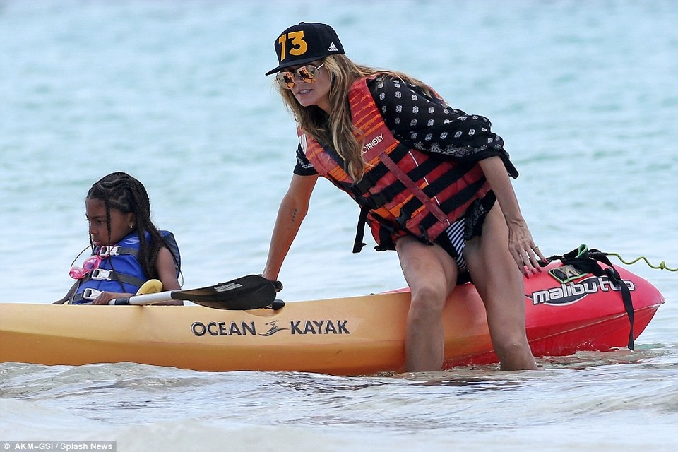 Heidi Klum: Bốn con dáng vẫn hoàn hảo - 5
Sau khi ly dị chồng - ca sỹ Seal, siêu mẫu Đức một mình nuôi 4 con nhỏ