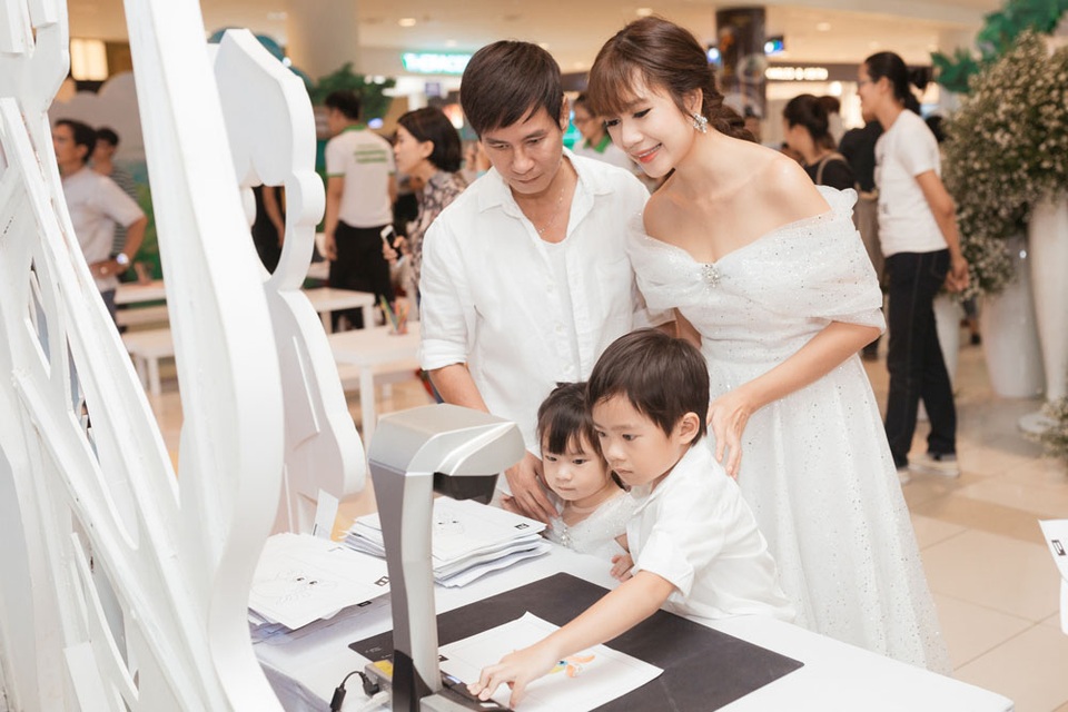 Lý Hải ân cần chăm sóc vợ và con - 5 Lý Hải ân cần chăm sóc vợ và con - 5