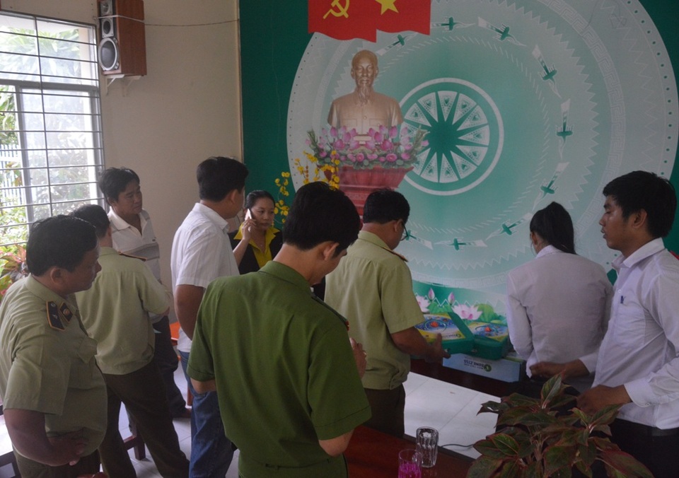 Mượn trụ sở công… bán hàng rong, giá cao cho dân - 2 Nhưng khi cơ quan chức năng kiểm tra, tại thời điểm này nhân viên công ty Tiên Thảo không xuất trình được các giấy tờ liên quan đến sản phẩm và cả giấy phép kinh doanh