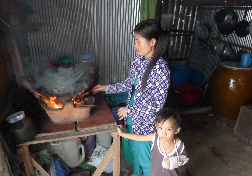 Mắc bệnh tim, bé 10 tuổi chỉ nặng... 12kg - 4 Dù trong người mang hai ba chứng bệnh, chị Thu Vân vẫn gắng gượng làm bánh chuối chiên đi bán hàng ngày