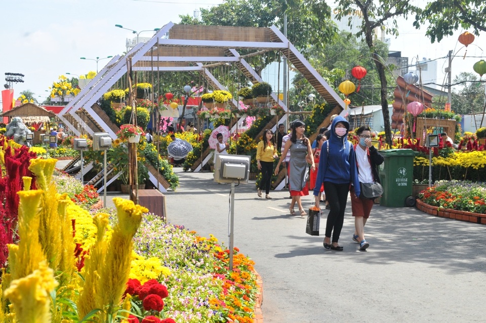 Ngắm đường hoa Tây Đô sống động trong sắc Xuân mới - 2 Đường hoa được kết khoảng 80.000 giỏ hoa tươi các loại