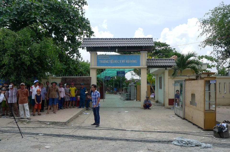 Dân bàng hoàng kể cảnh tượng 14 căn nhà bị "nuốt chửng" - 3
Trường tiểu học A Vĩnh Hội Đông được tận dụng làm nơi ở tạm cho bà con nên việc học của các cháu học sinh đang bị ảnh hưởng.