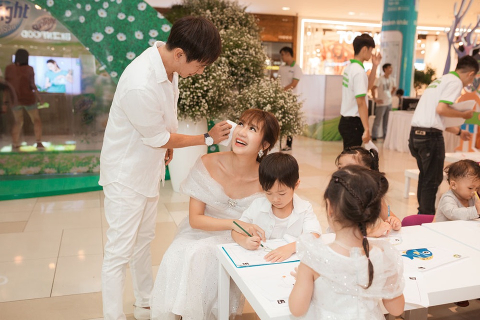 Lý Hải ân cần chăm sóc vợ và con - 3 Lý Hải ân cần chăm sóc vợ và con - 3