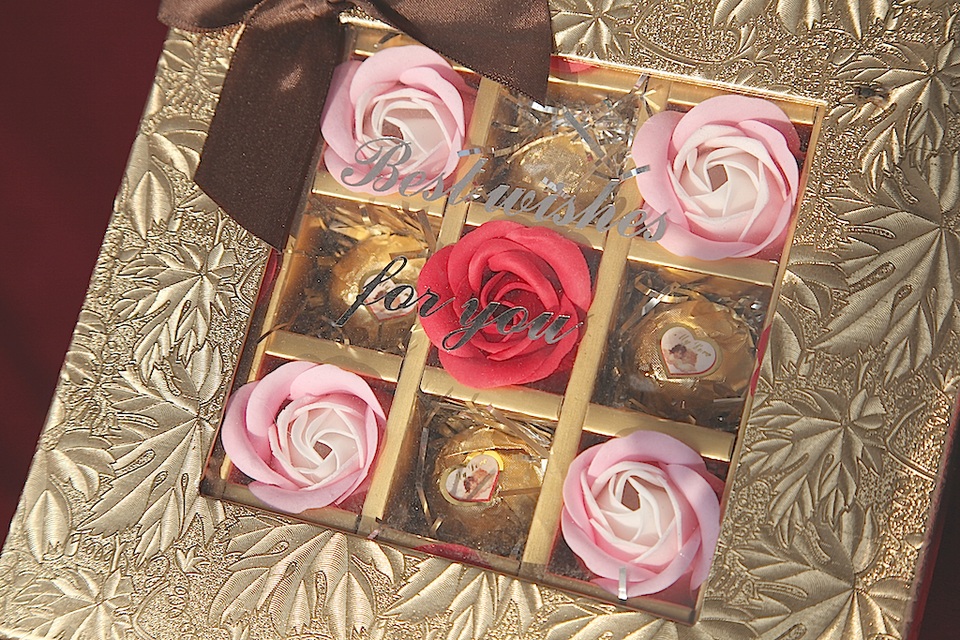 Những hộp chocolate hình bông hoa hồng cũng hút khách.