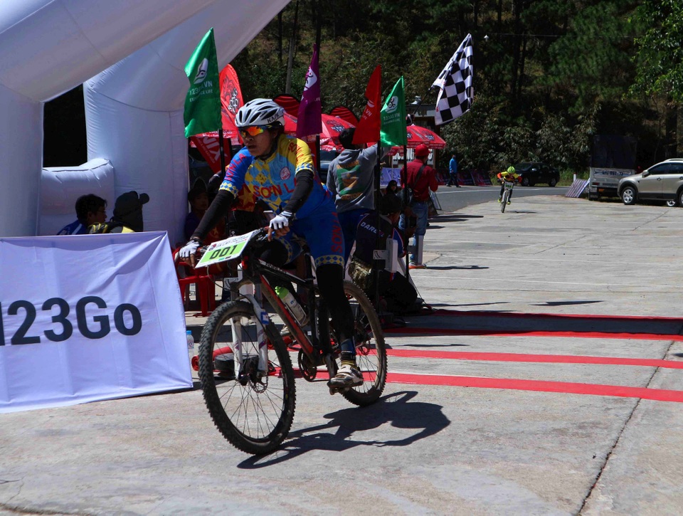 Ngắm các vận động viên xe đạp vượt suối, băng rừng ở Đà Lạt - 12 Một tay đua về đích sớm trong ngày thi đấu đầu tiên