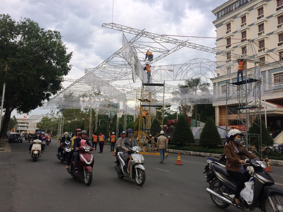Người dân miền Tây sẵn sàng đón Giáng sinh - 2
Các công nhân đang tất bật điều chỉnh hệ thống đèn trên đường Hòa Bình (TP Cần Thơ) để kịp mừng Giáng sinh và tết dương lịch