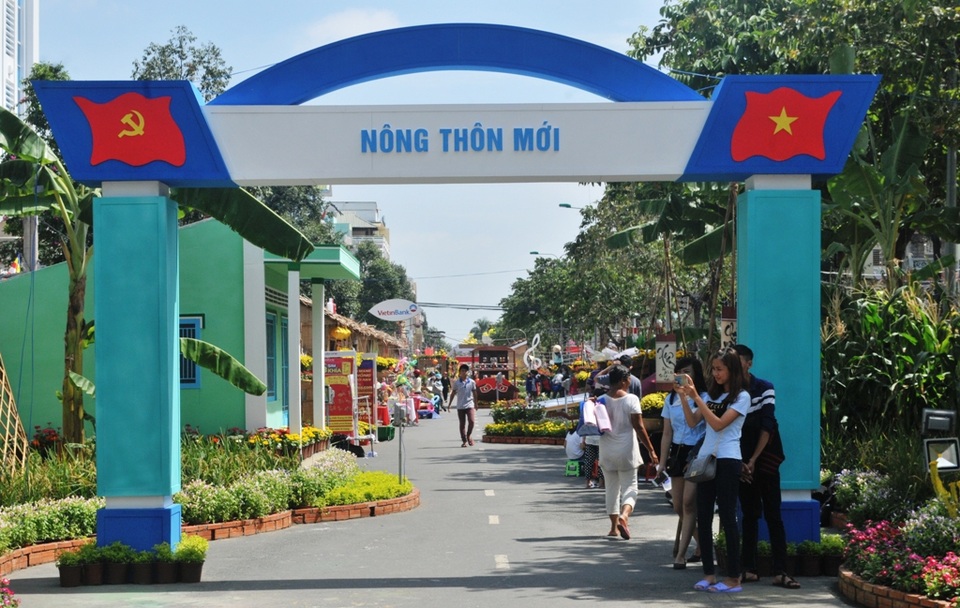Ngắm đường hoa Tây Đô sống động trong sắc Xuân mới - 7 Trên đường hoa năm nay, BTC còn đưa cả những nét đẹp của Nông thôn mới lên đường hoa.