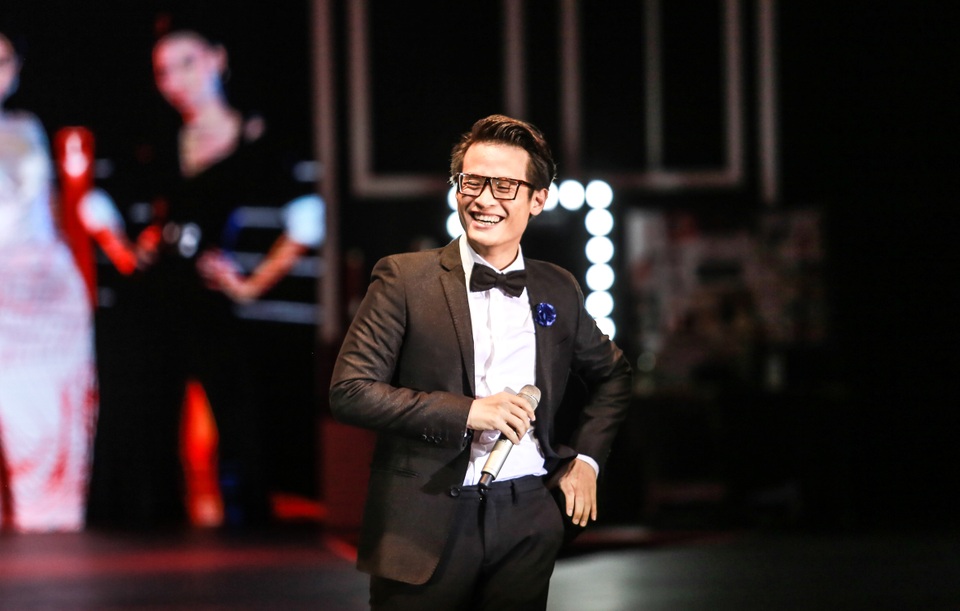 Được mệnh danh là quý ông lịch lãm của làng nhạc Việt, ngay từ khi xuất hiện, Hà Anh Tuấn đã “đốn tim” dàn fan nữ, các fan không ngừng hô vang tên anh và hát theo anh. Hà Anh Tuấn mở màn với “Vài lần đón đưa”. Cách phiêu, cách nhả chữ, cách tương tác với khán giả của Hà Anh Tuấn một cách tự nhiên “gây nghiện” đối với khán giả, đặc biệt là khán giả nữ.