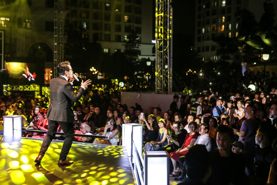 Và trước khi chào tạm biệt khán giả, Hà Anh Tuấn mang đến ca khúc đã trở thành hit “Tháng 4 là lời nói dối của em”. Dường như không cần chiêu trò, không màu mè hoa mĩ, chàng thư sinh điển trai Hà Anh Tuấn ngày nào đã trở thành một người đàn ông đầy sức hút trong âm nhạc.