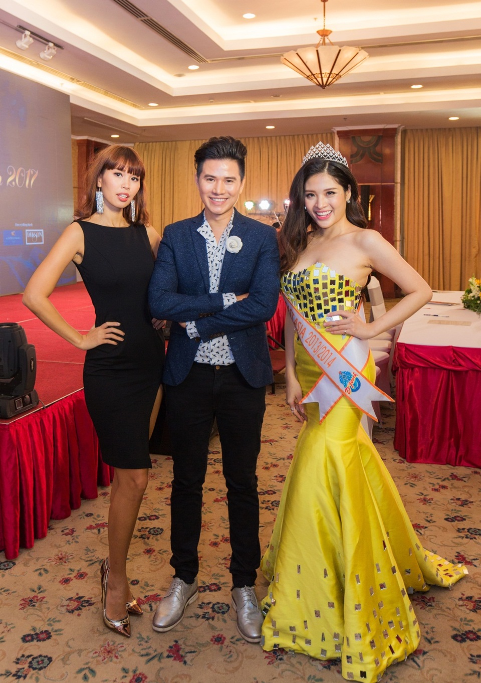 MC Vũ Mạnh Cường đồng hành cùng “Hoa hậu Hữu nghị ASEAN 2017” - 2
MC Vũ Mạnh Cường sánh vai cùng Hà Anh, Hoa hậu Đông Nam Á 2013 Hoàng Thu.