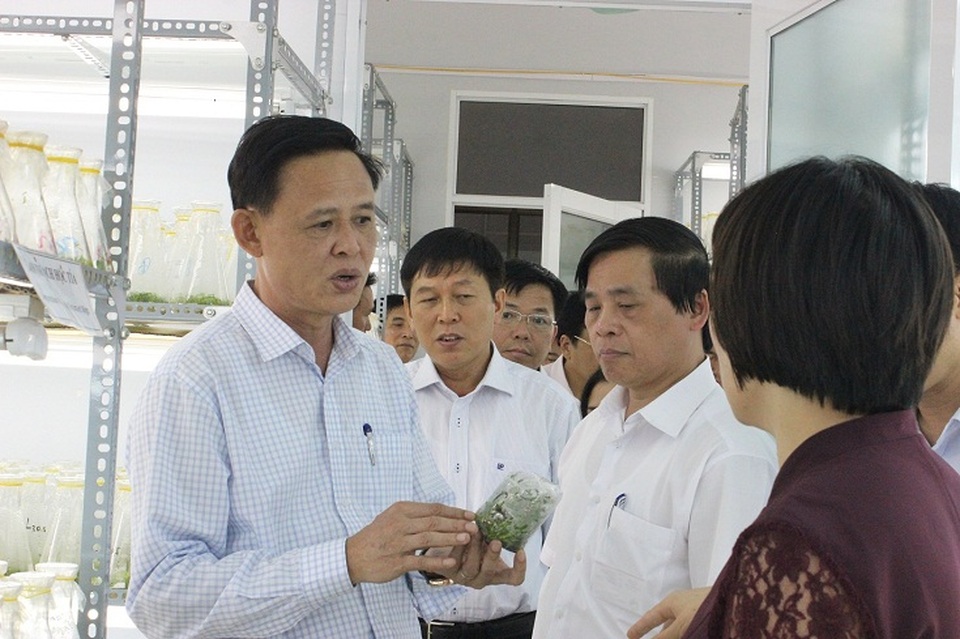1 Thứ trưởng, 2 Phó Chủ tịch tỉnh nhận quyết định bổ nhiệm mới - 1 Thứ trưởng Nông nghiệp Hà Công Tuấn (trái) được Thủ tướng bổ nhiệm lại.