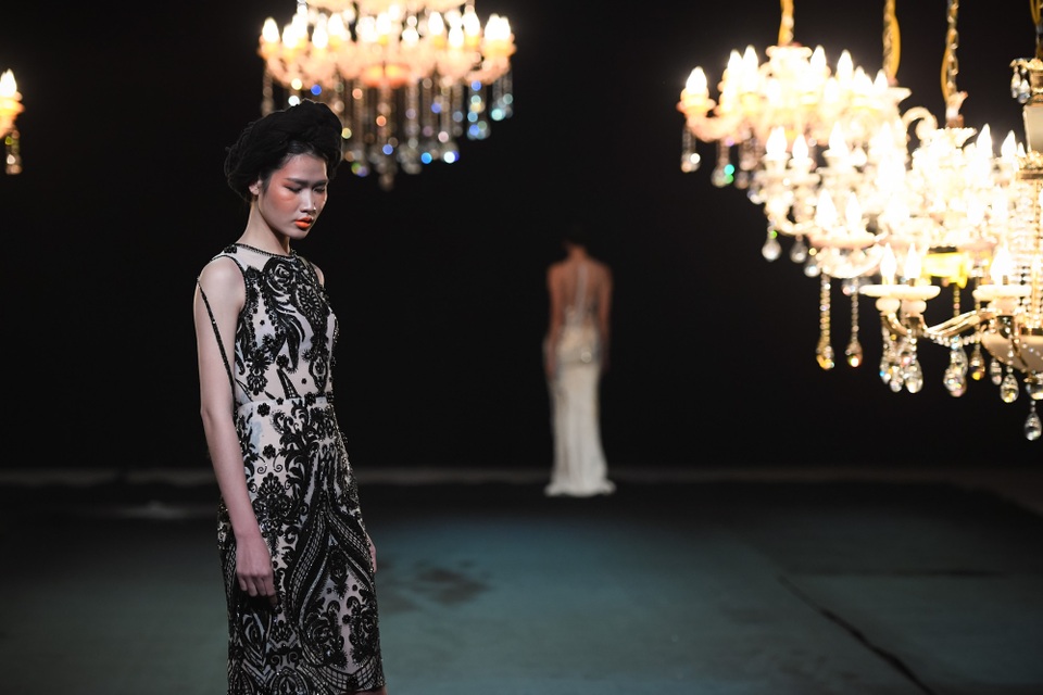 Hà Duy vẫn sử dụng chất liệu chính là ren và voan cao câp, phô diễn kĩ thuật đính hoa văn kim sa trên trang phục.