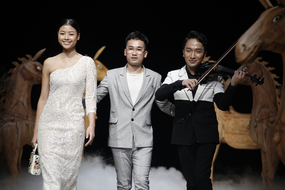 Dàn chân dài phiêu trong tiếng violin cùng những chú ngựa gỗ kiêu hãnh - 25 NTK Hà Duy trung thành với kỹ thuật đính kết.