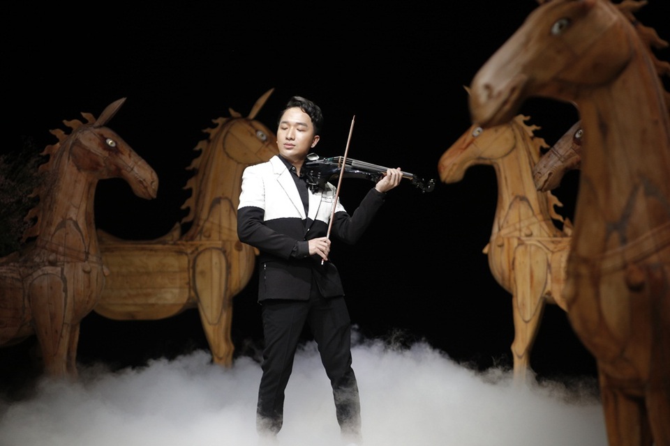 Dàn chân dài phiêu trong tiếng violin cùng những chú ngựa gỗ kiêu hãnh - 3 Âm nhạc được sử dụng trong đêm trình diễn là những giai điệu hoà tấu đương đại của nghệ sĩ violon Hoàng Rob.