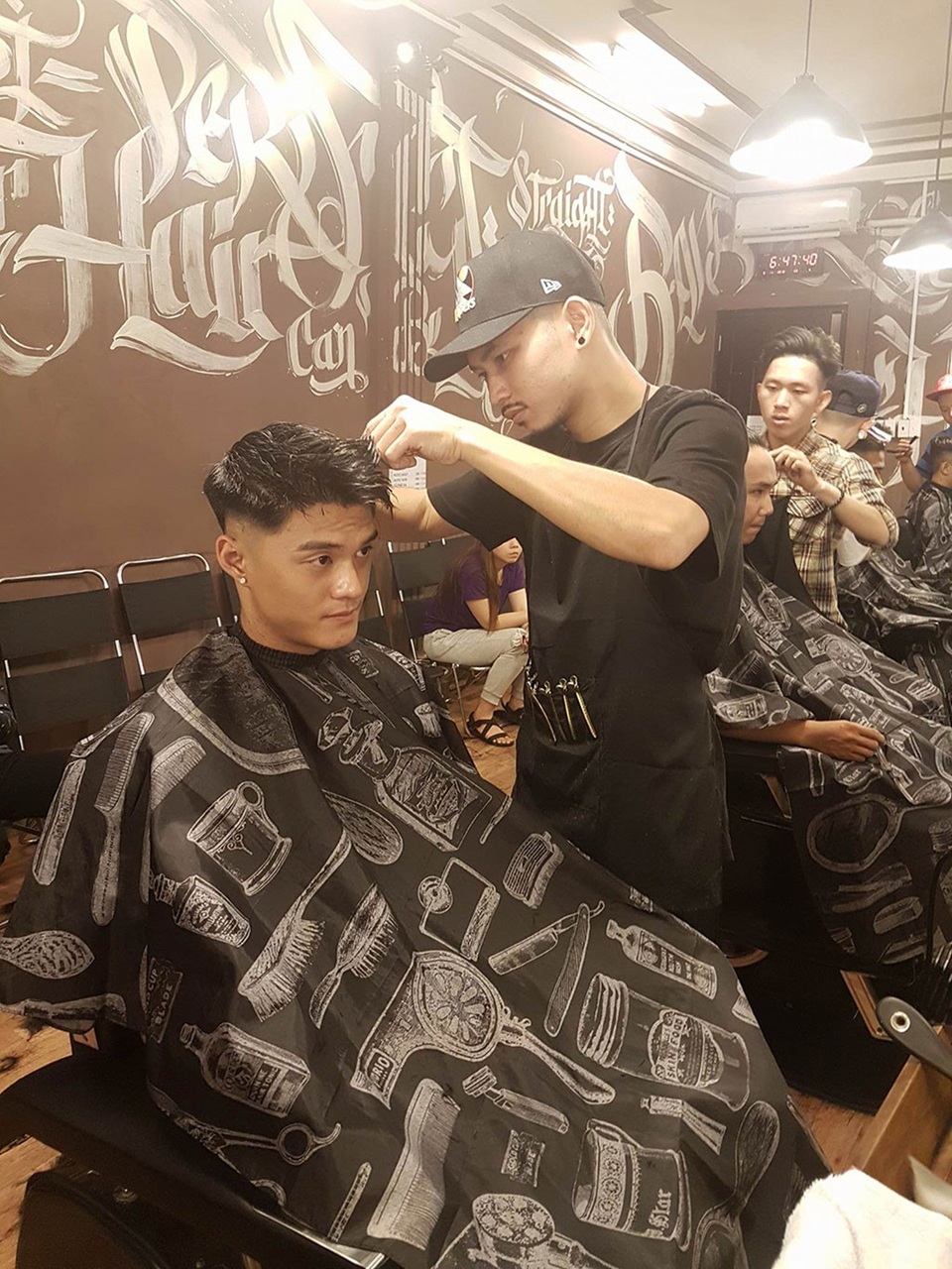 Trong ảnh là Hà Hiền đang cắt tóc cho biên đạo Lâm Vinh Hải.