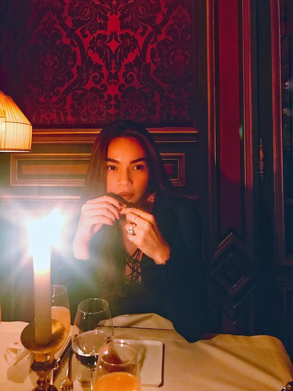 Hồ Ngọc Hà chia sẻ hình ảnh cô dùng bữa tối dưới lung linh ánh nến ở Pháp trước khi về nước sau thời gian du lịch và làm việc tại đây. Cô viết: Đêm cuối ở Paris, ăn tối lãng mạn, đi chơi bạt mạng.