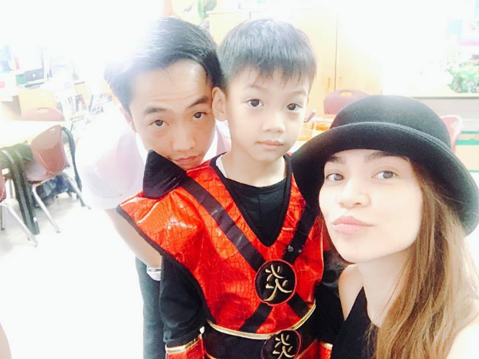 Chí Trung khoe ảnh cưới; Tự Long được gọi là “ông bố bỉm sữa” - 8 Hồ Ngọc Hà vừa trở về từ chuyến lưu diễn đã dành thời gian đưa con trai đi học, đặc biệt còn có sự xuất hiện của ông bố Quốc Cường bên cạnh hai mẹ con. Cô chia sẻ tâm trạng vui vẻ khi không ngại gọi chồng cũ là em trai, nữ ca sĩ viết: Sáng nay ở trường cùng 2 em trai.