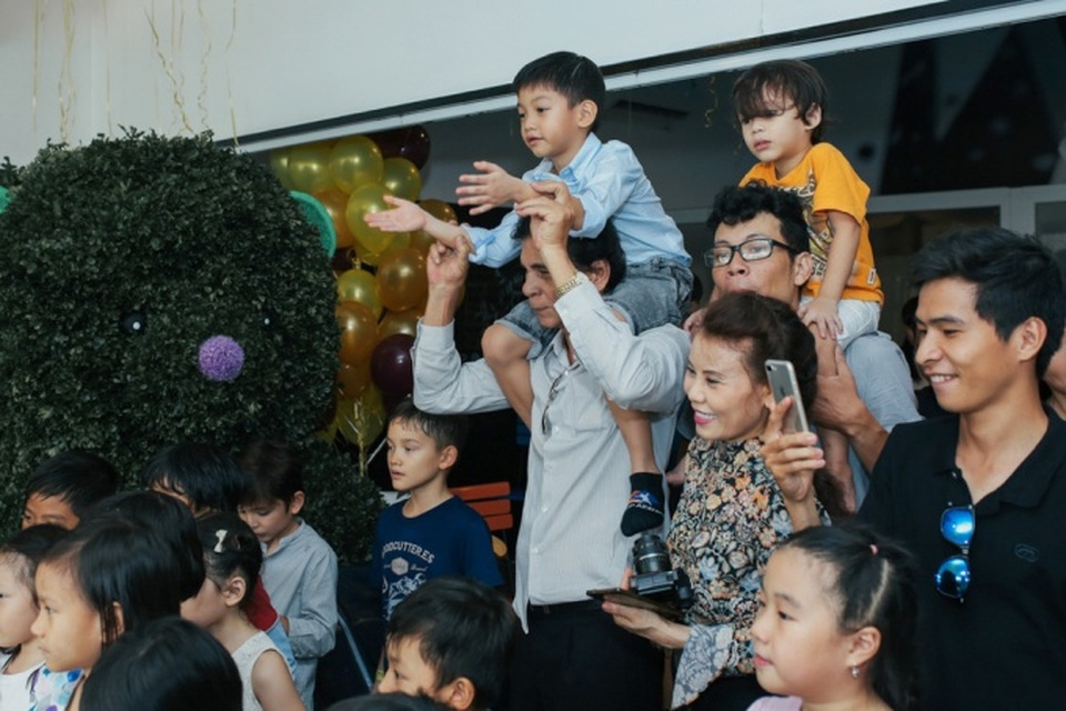 Hà Hồ - Quốc Cường tái hợp làm sinh nhật cho con trai Subeo - 12
Ông bà ngoại của Subeo cũng có mặt trong tiệc sinh nhật ấm áp của cậu bé