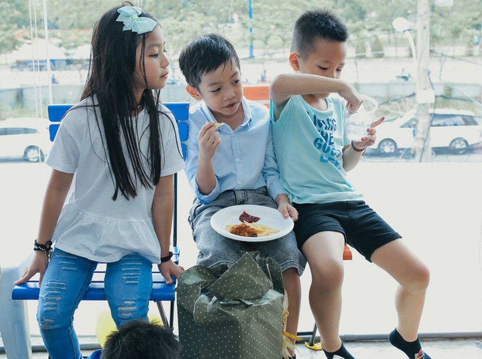 Hà Hồ - Quốc Cường tái hợp làm sinh nhật cho con trai Subeo - 10 Subeo khá hòa đồng cùng mọi người. Hồ Ngọc Hà từng chia sẻ, cô rất ít khi nói về sự nổi tiếng của mình với con trai để cậu bé luôn được thoải mái, cũng không bao giờ ỉ lại vào mẹ.