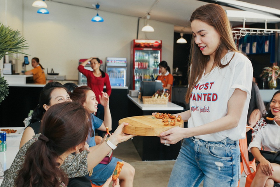 Hà Hồ - Quốc Cường tái hợp làm sinh nhật cho con trai Subeo - 9 Hà Hồ còn tự mình mang bánh phục vụ các phụ huynh của các bạn đến tham gia sinh nhật cùng con trai