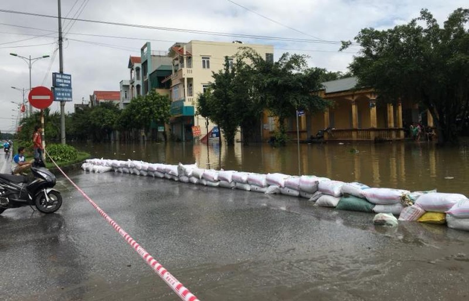 Lực lượng chức năng chăng dây và đắp bờ tránh nước tiếp tục tràn vào phố