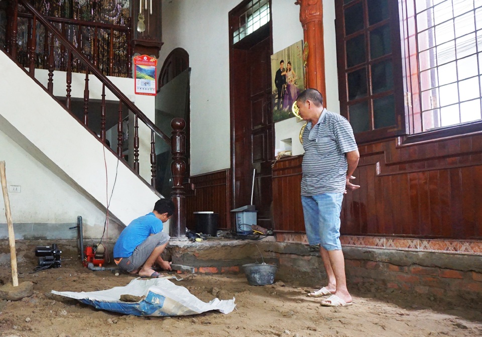 Dân hạ nền nhà để “thích ứng” với vỉa hè sau giải tỏa - 1 Gia đình ông Hội hạ nền nhà bằng với vỉa hè sau khi tháo dỡ bậc tam cấp vi phạm hành lang giao thông.