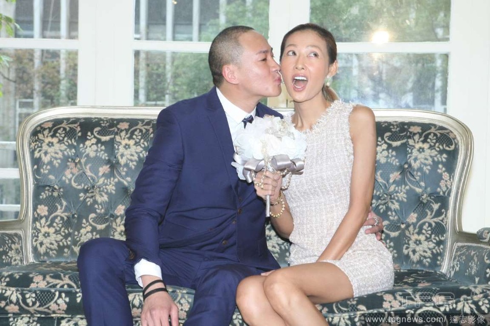"Lương Sơn Bá" Hà Nhuận Đông hạnh phúc bên "bà xã" - 12
Bạn bè cho hay, Peggy vốn là một phụ nữ dịu dàng, vui vẻ và không bao giờ gây bất kỳ áp lực nào với chồng. Chính vì thế, Hà Nhuận Đông luôn cảm thấy thoải mái khi ở bên cô và quyết định gắn bó cả đời với cô.