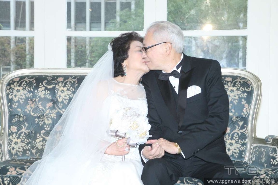 "Lương Sơn Bá" Hà Nhuận Đông hạnh phúc bên "bà xã" - 8
Cha mẹ Hà Nhuận Đông mặc váy cưới và lễ phục để chụp ảnh kỷ niệm 50 năm hạnh phúc bên nhau.