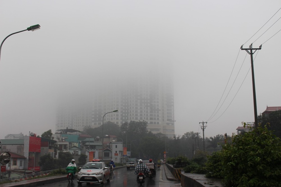 Độ ẩm lên cao khiến không khí luôn trong tình trạng ẩm ướt. Dù đã giữa buổi sáng nhưng sương mù vẫn xuất hiện và giăng dày đặc trên các tuyến đường. Phần trên của tòa nhà gần như biến mất.
