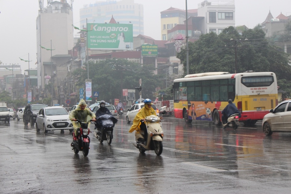 Mặt đường trơn trượt nên các phương tiện di chuyển có phần thận trọng hơn.