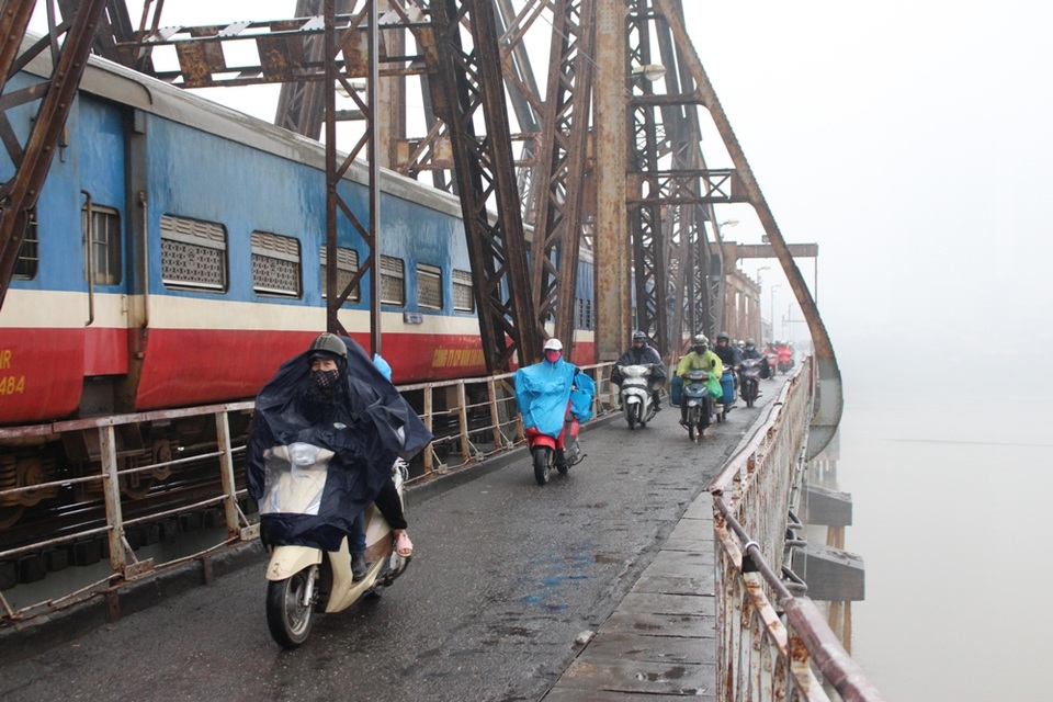 Áo mưa, ô, khẩu trang, áo ấm là vật bất ly thân của người Hà Nội trong những ngày này.