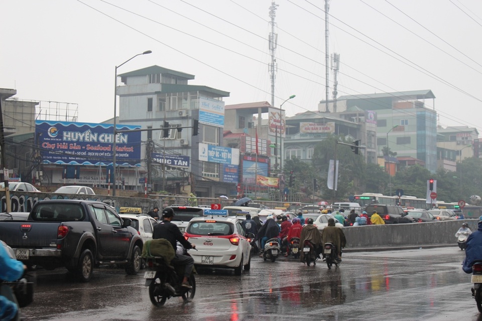 Mưa rơi nặng hạt khiến các phương tiện di chuyển khó khăn. Lượng người sử dụng ô tô cá nhân và taxi để di chuyển tăng khiến nhiều tuyến phố xảy ra tình trạng ùn tắc.