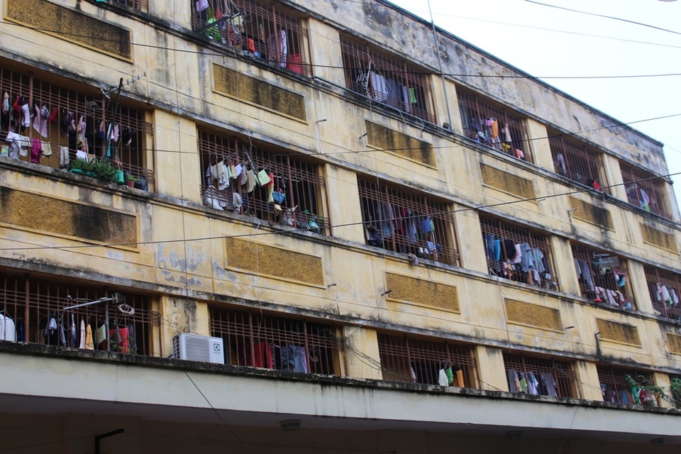 Nồm ẩm kéo dài khiến quần áo luôn ở trong tình trạng ẩm ướt và có mùi khó chịu. Không gian phơi quần áo ở các khu tập thể luôn chật kín. Chị Loan (khu tập thể Trung Tự, Đống Đa), cho biết: “Tôi có con nhỏ nên mọi sinh hoạt trong những ngày này bị đảo lộn hết cả. Quần áo giặt cho con không kịp khô nên cả nhà phải huy động máy sấy, bàn là,… để khắc phục”.