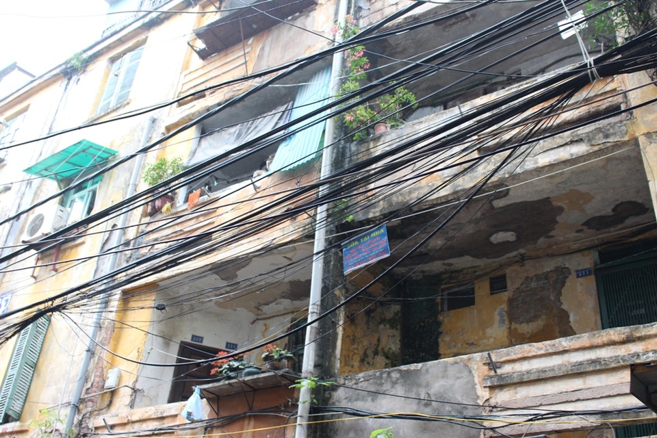 Không chỉ có nỗi lo về quần áo, người dân sống trong các khu nhà tập thể cũ của Hà Nội còn có mối bận tâm lớn hơn. “Tuy trong nhà không bị ẩm vì đã được tu sửa nhưng cầu thang lên xuống rất trơn do rêu và mưa ướt. Mùi ẩm mốc từ những bức tường cũ bốc ra cũng rất khó chịu. Những vấn đề này khó mà khắc phục nên bao năm nay, cứ đến mùa mưa nồm là chúng tôi phải “sống chung với lũ”, một bác lớn tuổi chia sẻ.