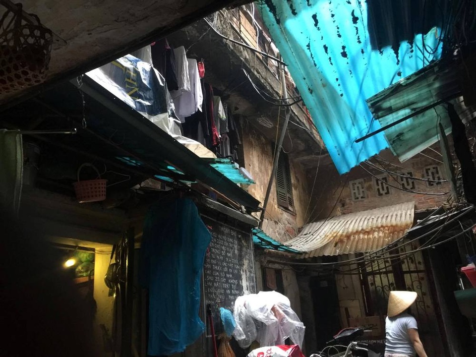 Càng những ngày nồm ẩm, cuộc sống của 15 hộ dân sinh sống trong ngõ 15 Hàng Điếu càng trở nên khó khăn, bất tiện gấp bội phần. Cơ sở vật chất vốn đã bị xuống cấp, nay thêm mưa phùn kéo dài khiến tường nhà nào cũng bong tróc, hơi nước lúc nào cũng bám mờ gương. Ngõ nhỏ ẩm thấp, tối tăm và hôi hám khiến nhà nào cũng phải bật điện suốt ngày.