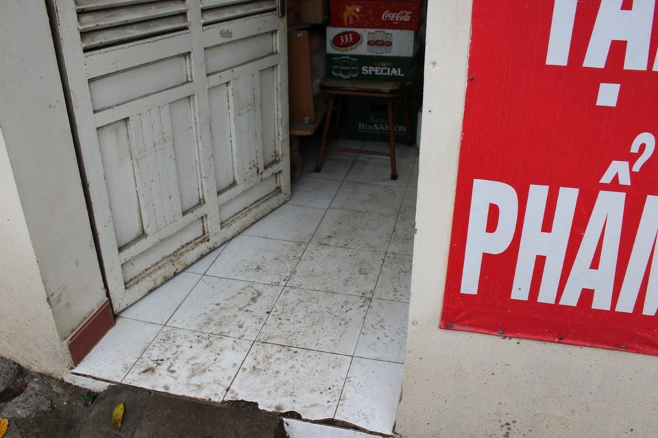 Các gia đình bán tạp hóa hay các siêu thị, nhà hàng không thể tránh được tình trạng sàn nhà luôn vương vết giày dép. Nhiều nơi nảy ra sáng kiến sử dụng các tấm bìa cactong trải xuống sàn nhà cho đỡ bẩn.