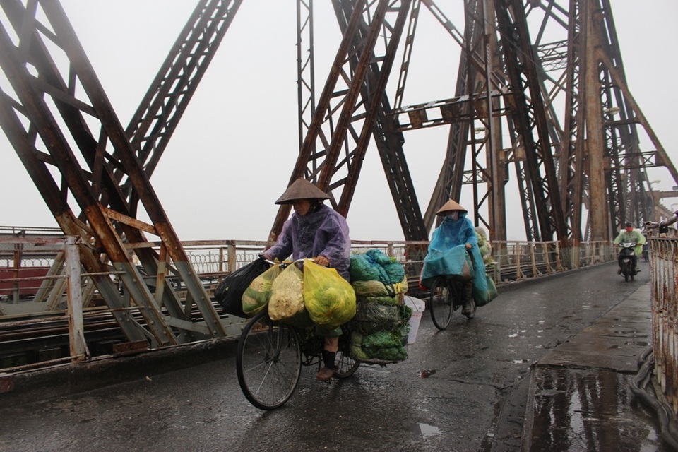Trời mưa nặng hạt cũng khiến những gánh hàng trở nên nặng hơn.